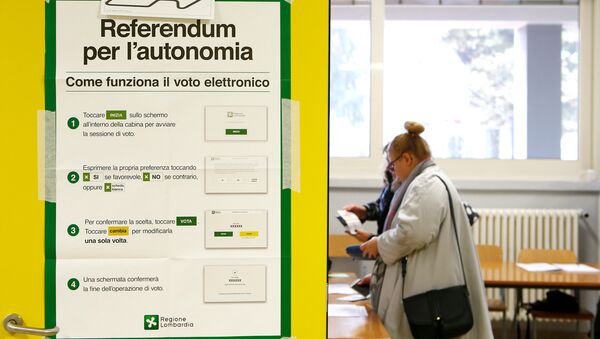 A poster with instructions about Lombardy's autonomy referendum is seen at a polling station in Lozza near Varese, northern Italy, October 22, 2017 - Sputnik Brasil
