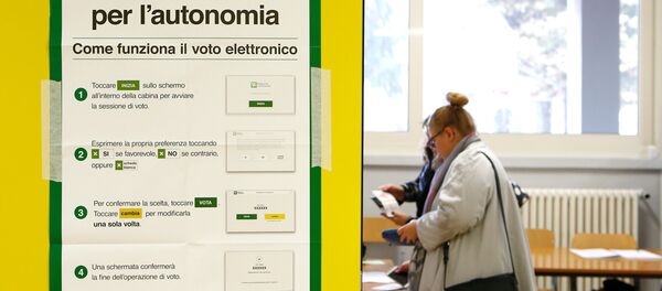 A poster with instructions about Lombardy's autonomy referendum is seen at a polling station in Lozza near Varese, northern Italy, October 22, 2017 - Sputnik Brasil