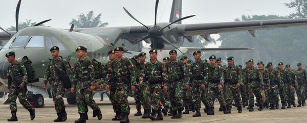 Soldados indonésios no momento de chagada ao aeroporto militar de Roesmin Noejadin - Sputnik Brasil