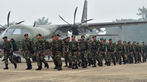 Soldados indonésios no momento de chegada ao aeroporto militar de Roesmin Noerjadin - Sputnik Brasil