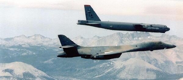 Bombardeiros B-2 Spirit, B-1B e B-52 sobrevoando Afeganistão (foto do arquivo) - Sputnik Brasil