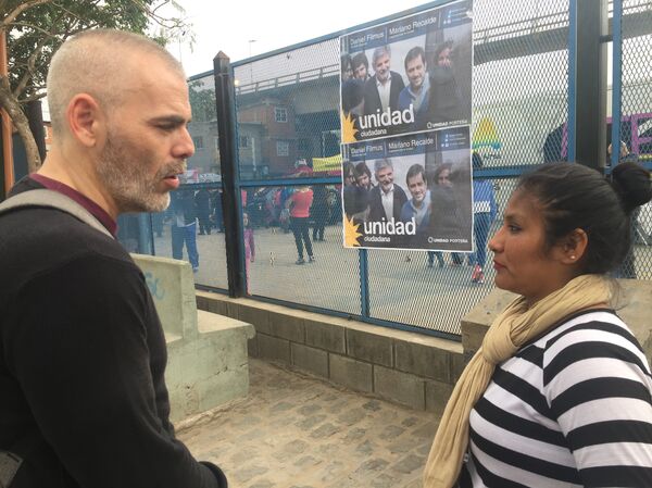 Javier Samaniego García y Mirella Churqui en la Villa 31 - Sputnik Brasil