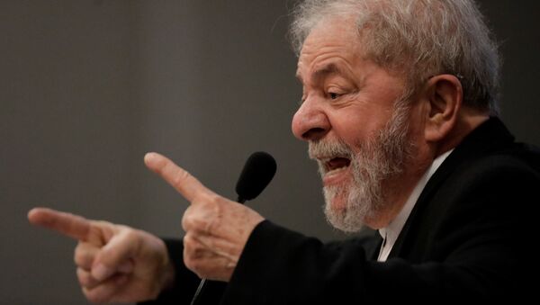 Lula gesticula durante um seminário sobre educação pública em Brasília em 9 de outubro de 2017 - Sputnik Brasil