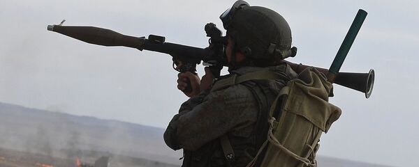 Soldado russo com RPG-7 - Sputnik Brasil