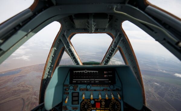 Vista da cabine do avião Su-25UB durante treinamentos especiais de voo de tripulações dos caças-bombardeiros na região de Krasnodar - Sputnik Brasil