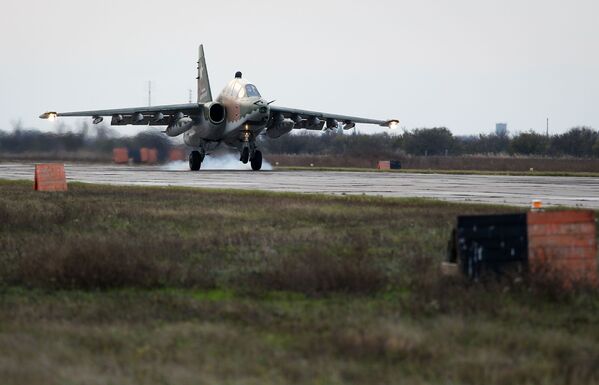 Caça-bombardeiro Su-25UB antes de treinamentos especiais de voo de tripulações dos caças-bombardeiros na região de Krasnodar, Rússia - Sputnik Brasil