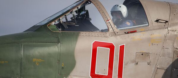 Um piloto verifica funcionamento dos comandos de seu avião Su-25SM3 antes de iniciar voo no âmbito de treinamentos na Rússia - Sputnik Brasil