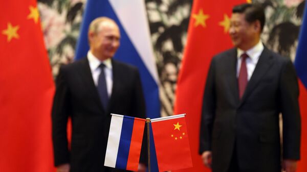 Bandeiras da Rússia e China durante a reunião de Vladimir Putin e Xi Jinping - Sputnik Brasil