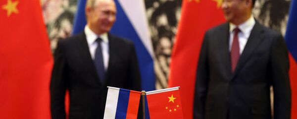 Bandeiras da Rússia e China durante a reunião de Vladimir Putin e Xi Jinping - Sputnik Brasil