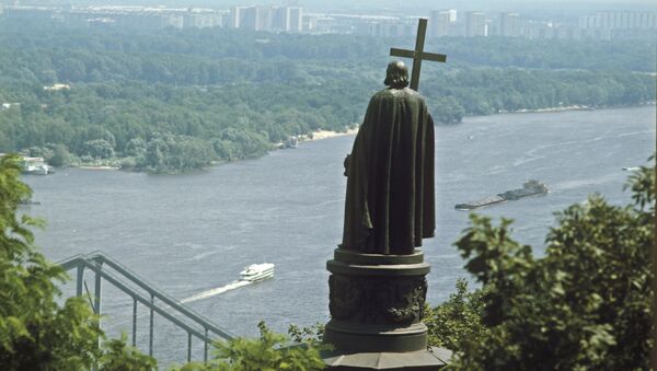 Escultura de Vladimir I de Kiev, o Grande, olhando para o rio Dniepre - Sputnik Brasil