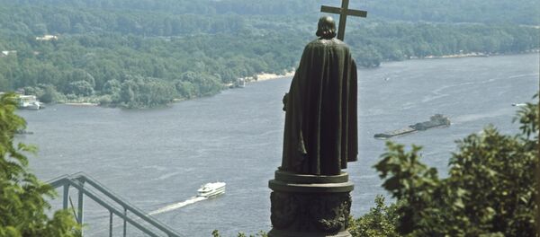 Escultura de Vladimir I de Kiev, o Grande, olhando para o rio Dniepre - Sputnik Brasil