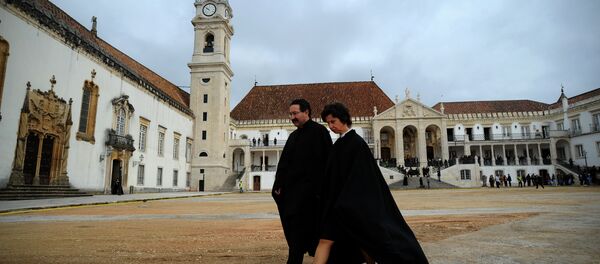 Professores na Universidade de Coimbra, Portugal, antes da chegada do ex-presidente brasileiro, Luiz Inácio Lula da Silva, 30 de março de 2011 - Sputnik Brasil