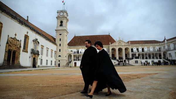 Professores na Universidade de Coimbra, Portugal, antes da chegada do ex-presidente brasileiro, Luiz Inácio Lula da Silva, 30 de março de 2011 - Sputnik Brasil