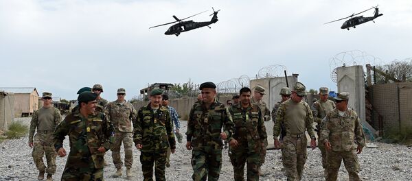 Soldados norte-americanos e afegãos andam abaixo dos helicópteros da OTAN - Sputnik Brasil