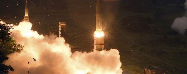 Lançamento do sistema de míssil Hyunmoo II durante manobras conjuntas da Coreia do Sul e dos EUA em local desconhecido, julho de 2017 Lançamento do sistema de míssil Hyunmoo II durante manobras conjuntas da Coreia do Sul e dos EUA em local desconhecido, julho de 2017 - Sputnik Brasil