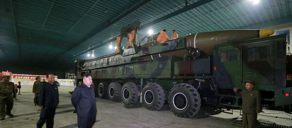 Líder norte-coreano Kim Jong-un perto do míssil balístico Hwasong-14 - Sputnik Brasil