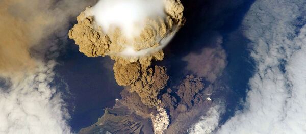 Erupção do vulcão Sarychev na ilha de Matua, nas Curilas - Sputnik Brasil