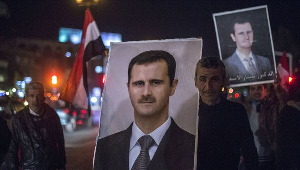 Жители Дамаска держат портреты сирийского президента Башара Асада во время встречи военнослужащих Сирийской арабской армии, участвовавших в снятии блокады с авиабазы Квейрис в провинции Алеппо - Sputnik Brasil