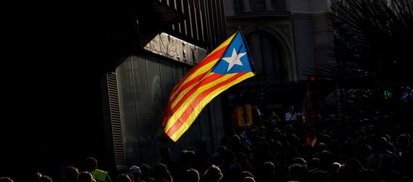 A bandeira da Catalunha, Estelada, é vista durante ato em Barcelona no dia em que Parlamento local votou pela independência, 27 de outubro de 2017 - Sputnik Brasil