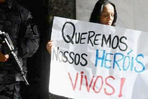 Rogéria Quaresma em ato em repúdio às mortes de policiais militares no Rio - Sputnik Brasil