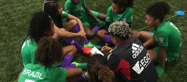 Meninas da equipe brasileira e sua técnica Jessica discutem tática do jogo em um intervalo - Sputnik Brasil