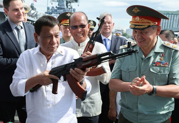 Presidente filipino, Rodrigo Duterte, e ministro da Defesa russo, Sergei Shoigu, a bordo do contratorpedeiro russo Admiral Panteleev no porto de Manila, Filipinas - Sputnik Brasil