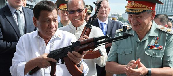 Presidente filipino, Rodrigo Duterte, e ministro da Defesa russo, Sergei Shoigu, a bordo do contratorpedeiro russo Admiral Panteleev no porto de Manila, Filipinas Presidente filipino, Rodrigo Duterte, e ministro da Defesa russo, Sergei Shoigu, a bordo do contratorpedeiro russo Admiral Panteleev no porto de Manila, Filipinas - Sputnik Brasil