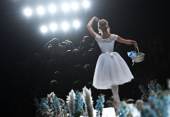 Desfile de moda da designer Nadezhda Yusupova no âmbito da Mercedes-Benz Fashion Week Russia, em Moscou - Sputnik Brasil
