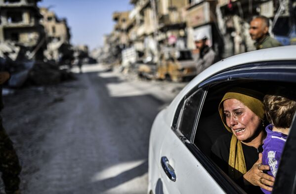 Mulher retorna para cidade de Raqqa depois da libertação dos terroristas - Sputnik Brasil