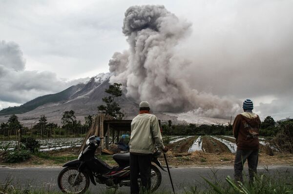 Erupção do vulcão Sinabung, Sumatra do Norte - Sputnik Brasil
