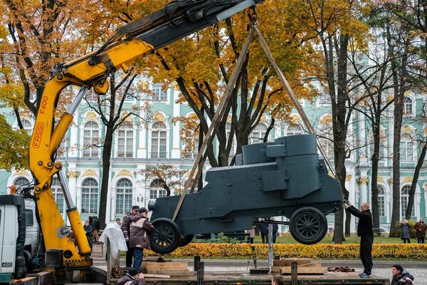 Instalação do blindado Vrag Kapitala (Inimigo do Capital) em São Petersburgo - Sputnik Brasil