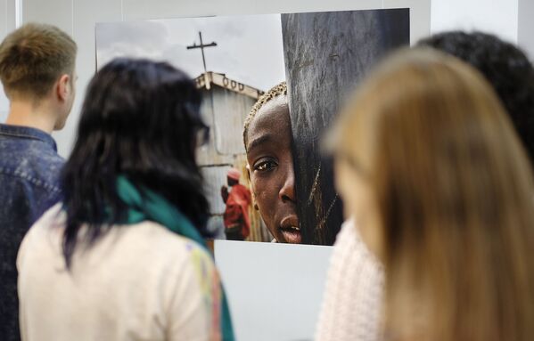 Visitantes da exposição dos vencedores do concurso Andrei Stenin em Krasnodar - Sputnik Brasil