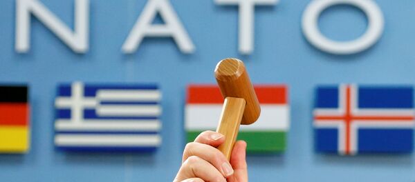 O secretário-geral da OTAN, Jens Stoltenberg, segura um martelo cerimonial antes de uma reunião entre os ministros da Defesa do bloco e o da Geórgia, em Bruxelas, em 16 de fevereiro de 2017 - Sputnik Brasil