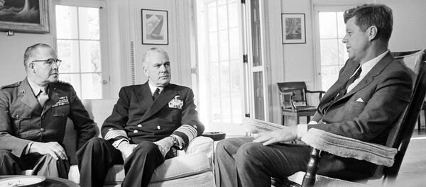 Encontro entre John F. Kennedy, o general David Shoup e o almirante George Anderson dedicado a Cuba, outubro de 1962 - Sputnik Brasil