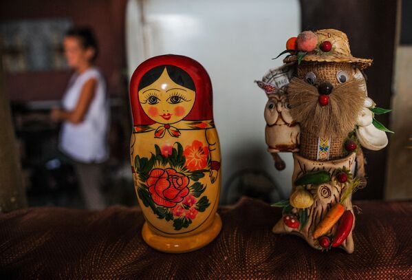 Matryoshka e boneco russo em um apartamento cubano - Sputnik Brasil