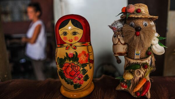 Matryoshka e boneco russo em um apartamento cubano - Sputnik Brasil