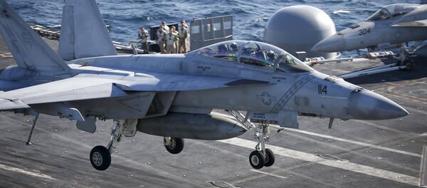 F/A-18 Hornet pousando na plataforma do USS Ronald Reagan - Sputnik Brasil