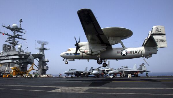 E-2C Hawkeye pousando em um porta-aviões dos EUA (foto de arquivo) - Sputnik Brasil