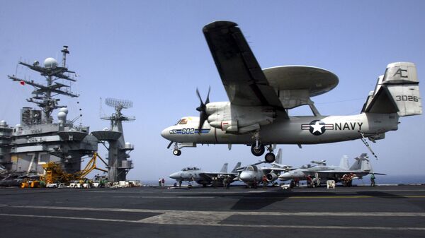 E-2C Hawkeye pousando em um porta-aviões dos EUA (foto de arquivo) - Sputnik Brasil