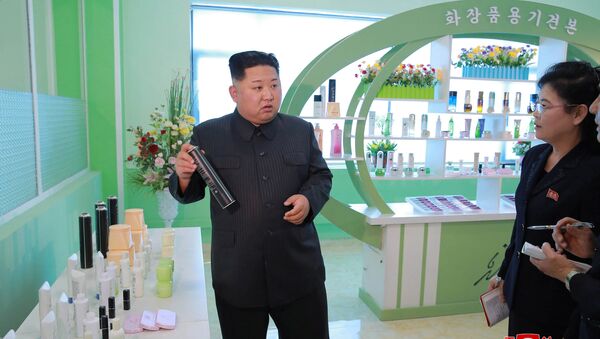 Líder norte-coreano Kim Jong-un visita uma fábrica de cosméticos em Pyongyang - Sputnik Brasil