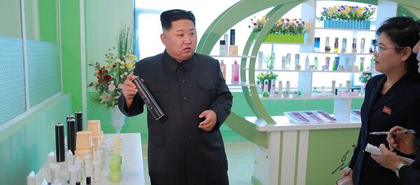 Líder norte-coreano Kim Jong-un visita uma fábrica de cosméticos em Pyongyang - Sputnik Brasil