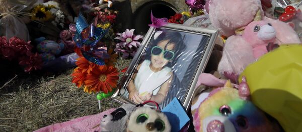 Foto de Sherin Mathews de três anos no seu memorial improvisado no Texas, EUA, 28 de outubro de 2017 - Sputnik Brasil