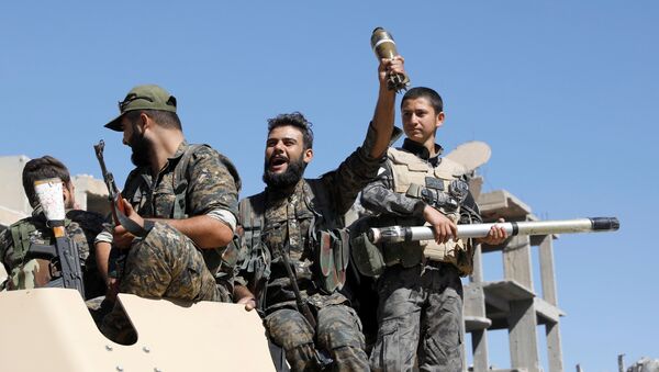 Combatentes das Forças Democráticas da Síria em um veículo armado depois da libertação de Raqqa, Síria, outubro de 2017 - Sputnik Brasil