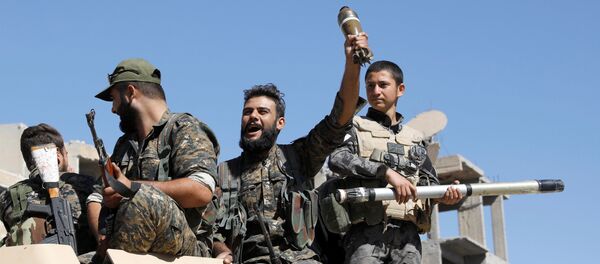 Combatentes das Forças Democráticas da Síria em um veículo armado depois da libertação de Raqqa, Síria, outubro de 2017 - Sputnik Brasil