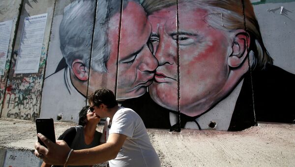 Mural com beijo de Trump e Netanyahu chamou a atenção de turistas na Cisjordânia - Sputnik Brasil