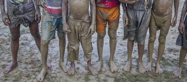 Crianças rohingya jogam futebol no campo de refugiados. - Sputnik Brasil