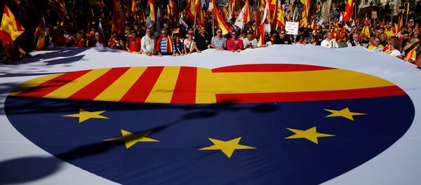 Apoiadores da Espanha unida seguram cartaz gigante com bandeiras da Catalunha, Espanha e União Europeia, Barcelona, 29 de outubro de 2017 - Sputnik Brasil