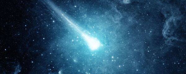 Corpo celeste brilhante passa pelo céu coberto por estrelas - Sputnik Brasil