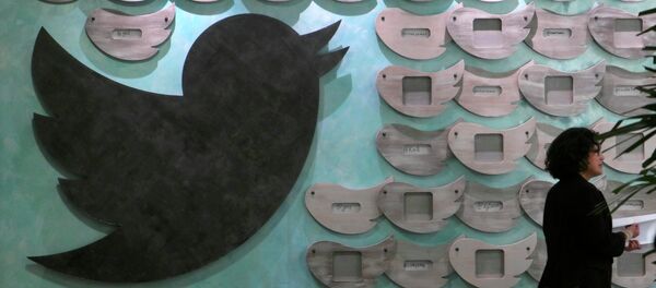 Mulher caminha por trabalhos artísticos em um dos escritórios do Twitter na Califórnia (foto de arquivo) - Sputnik Brasil