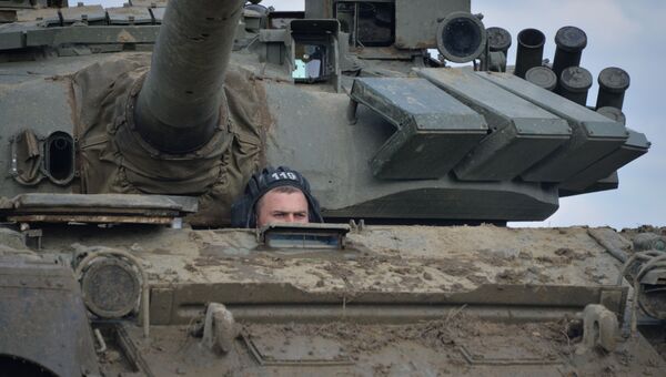 Membro da tripulação de T-72B3 durante treinamentos - Sputnik Brasil